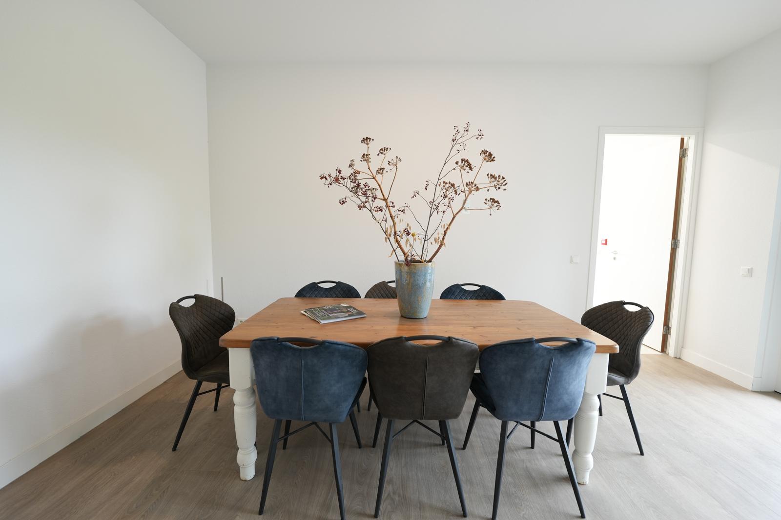 De overlegruimte met vergadertafel