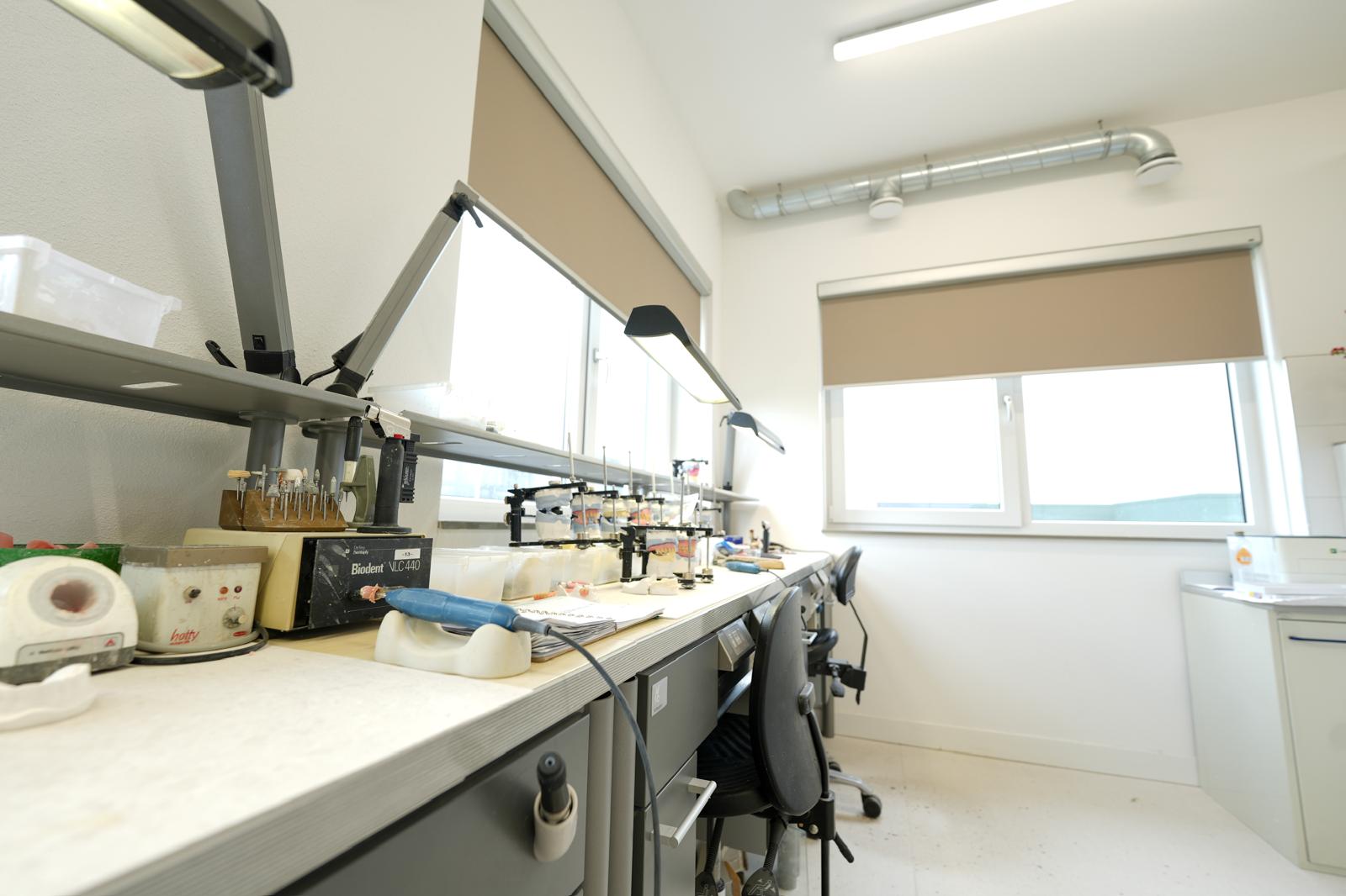De werkruimte van het laboratorium met werkbanken en articulators
